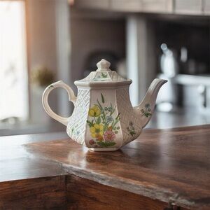 Sadler Windsor Basketweave Floral Teapot